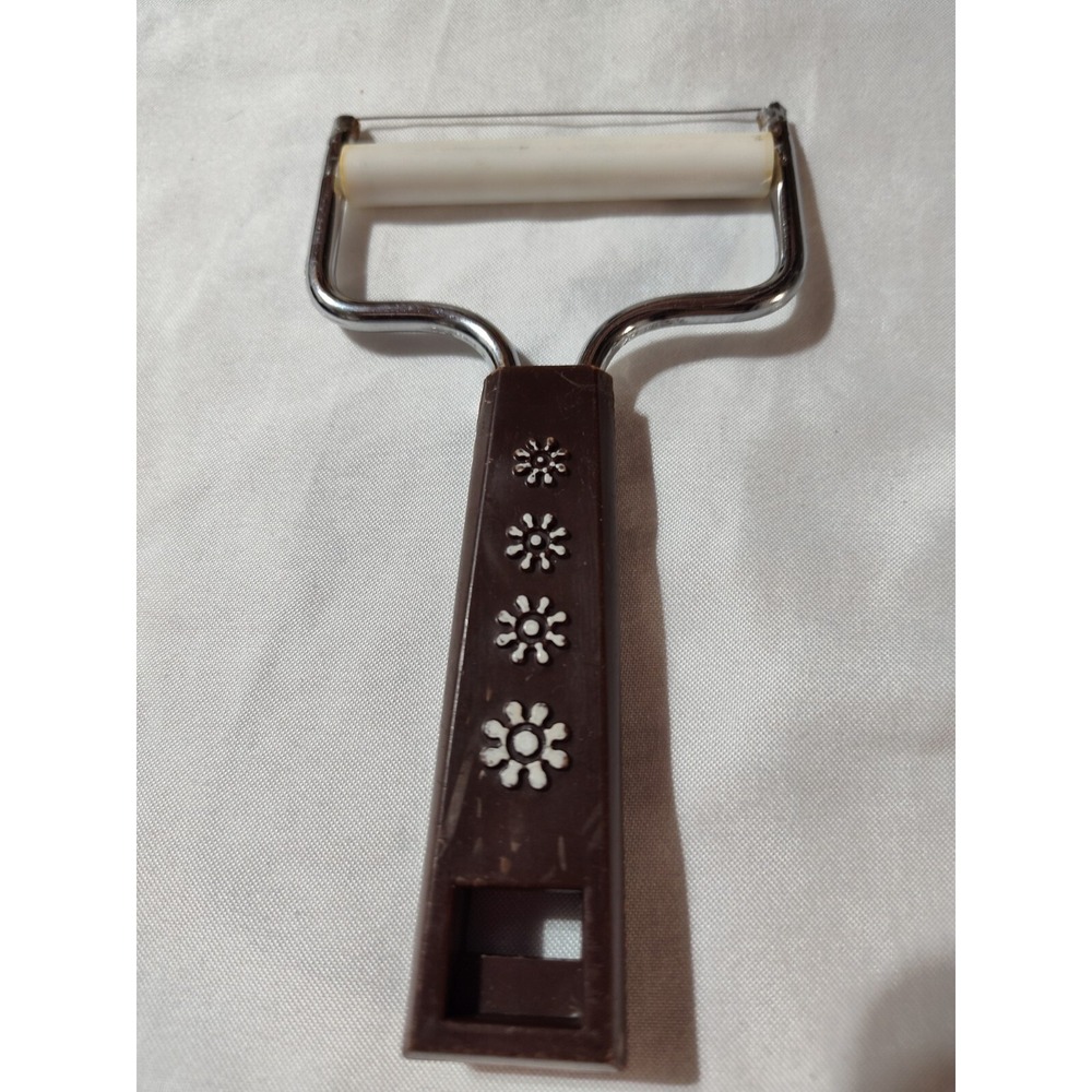 Travco brown daisy cheese slicer movie prop MCM FLAWS
